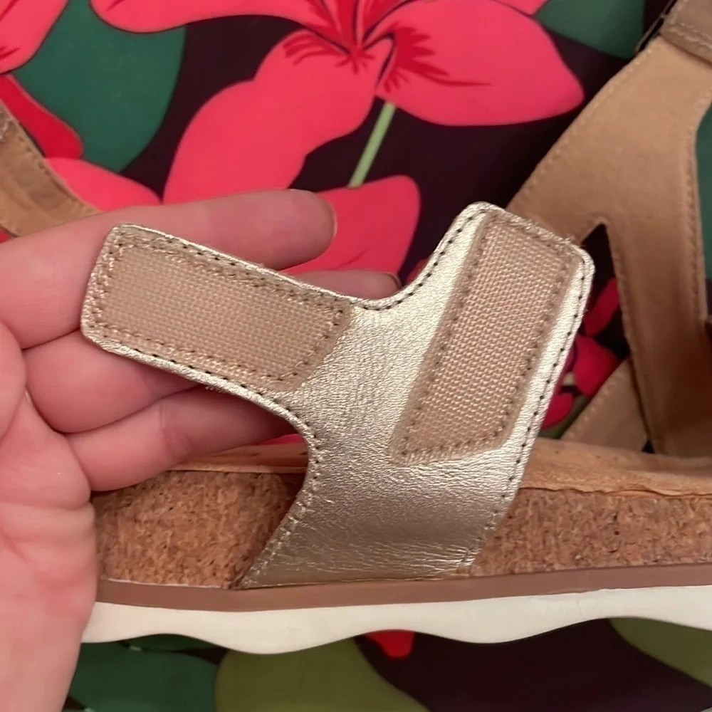 Brand New Clarks Genuine Leather Rose Gold Adjustable Brynn Step Sandals